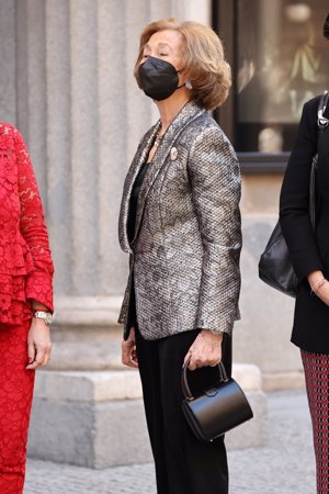 La monarca ha lucido una original chaqueta plateada