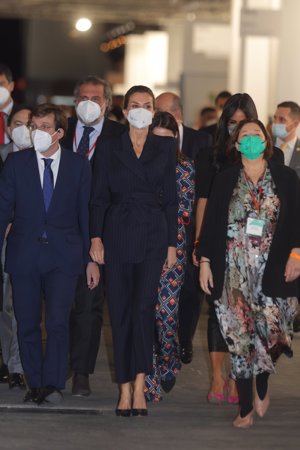 Doña Letizia ha recorrido la Feria de Arte acompañada por varias autoridades, como José Luis Martínez Almeida