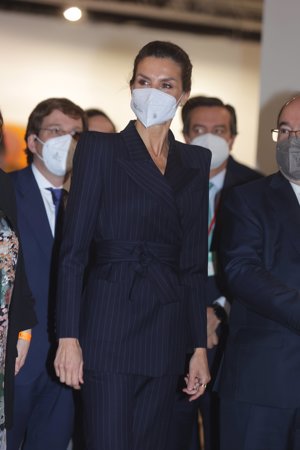 Doña Letizia ha estrenado un favorecedor traje sastre azul de raya diplomática