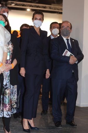 La Reina, muy atenta en su visita a ARCO