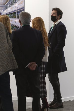 Íñigo recorrió la feria acompañado por su hermana, Alejandra Onieva