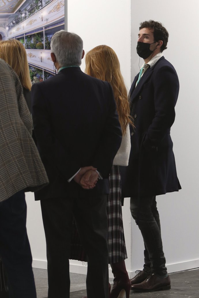 Íñigo Onieva, de lo más atento en su recorrido por ARCO