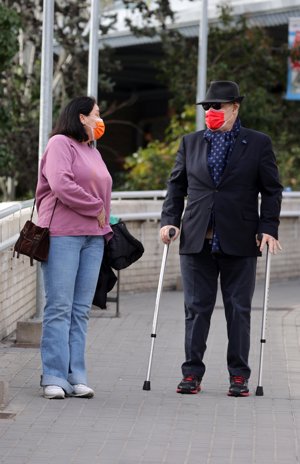 Antonio Resines y su mujer,  Ana Pérez-Lorente,  tras acudir a revisión médica