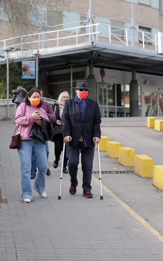 Antonio Resines y su mujer, saliendo del hospital Gregorio Marañón