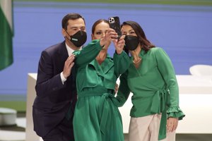 Eva González, haciéndose un selfie con el presidente de la Junta y con la presidenta del Parlamento andaluz