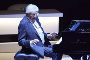 El compositor ha emocionado a todos al piano