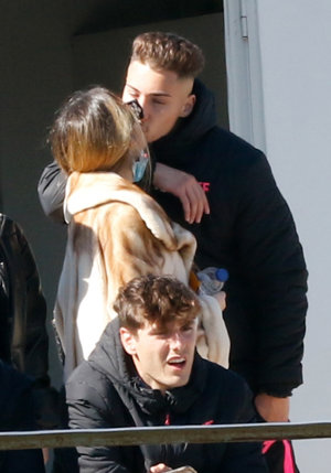 Besos y más besos, Julia y su novio han demostrado ser de lo más apasionados