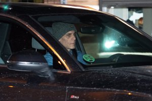 Christian Galvez saliendo de la casa de Patricia Pardo