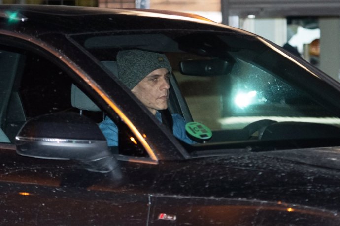 Christian Gálvez, muy serio, saliendo de la casa de Almudena Cid