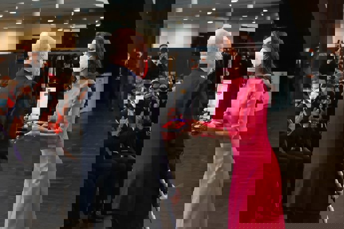 Antonio Resines, recibiendo el galardón de manos de la Rein