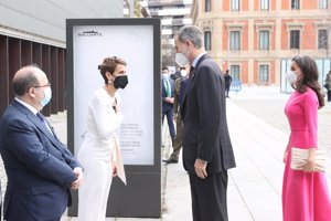 La Reina ha recuperado su diseño rosa vibrante de Moisés Nieto
