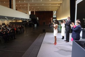 Rosario Flores recogiendo su medalla