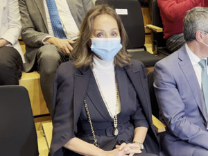 La socialité, radiante, dio una nueva lección de elegancia con un impecable traje azul