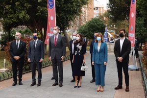 La Reina ha estrenado un favorecedor diseño de punto azul marino con delicadas flores en blanco