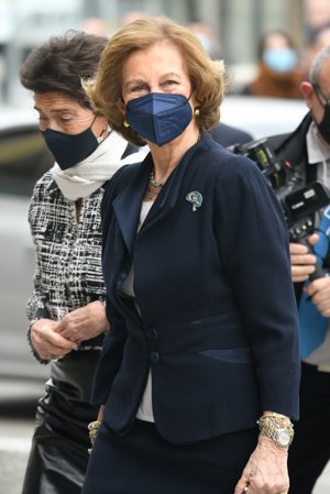 La Reina ha reaparecido tras el anuncio del Rey asegurando que no regresará a vivir a España