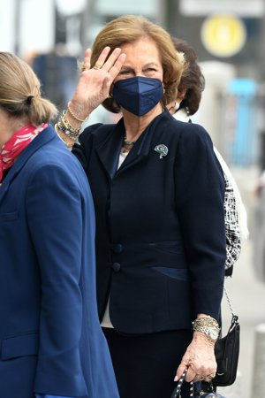 Doña Sofía a lucido un sobrio y favorecedor traje en color negro