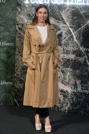 Marta Carriedo, con una favorecedora gabardina fluida