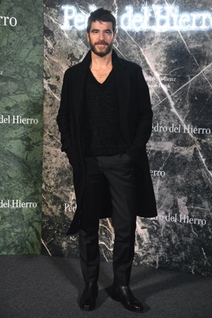 Alfonso Bassave, con un total look black, tampoco se perdió el desfile