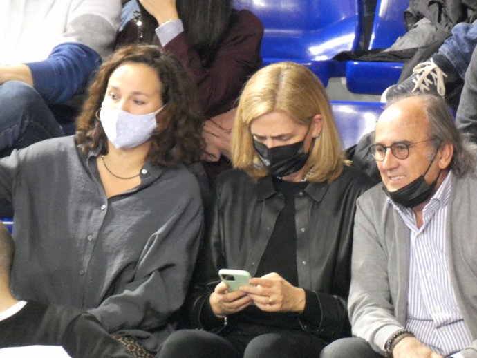 Doña Cristina, muy pendiente de su teléfono