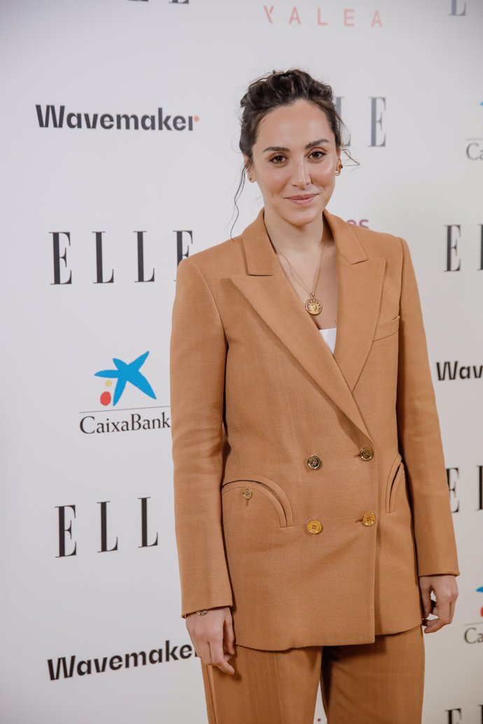 Tamara, nueva lección de elegancia con un versátil traje color arena