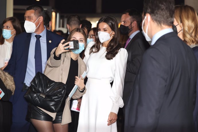 La Reina, haciéndose un selfie con una seguidora