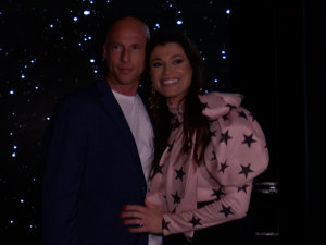 Sonia Ferrer, de lo más cómplice con su prometido, Sergio Fontecha, en el desfile de Hannibal Laguna