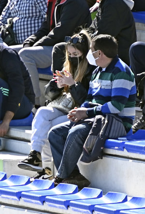 Juls, pendiente de su teléfono en todo momento