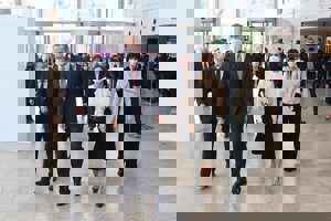 La Reina ha recuperado su blusa blanca cruzada con grandes botones en negro