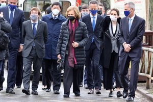 La Reina ha desafiado a la lluvia para conocer a los nuevos gemelos panda del Zoo