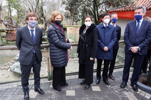 Doña Sofía, feliz, ha conocido a las nuevas crías de panda del Zoo