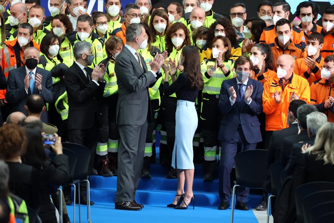 Los Reyes, su sincero aplauso a los miembros del Samur-Protección Civil