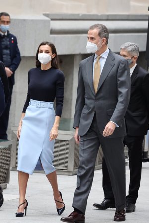 Doña Letizia ha lucido por sexta vez su falda tubo azul cielo de Hugo Boss