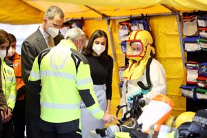 Los monarcas han recorrido atentamente la exposición de vehículos, materiales y uniformes del servicio en sus 30 años de historia