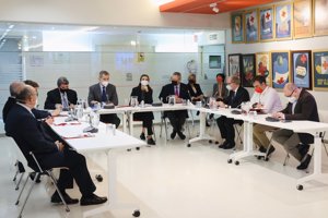 Los monarcas, durante la reunión de trabajo que han mantenido en Cruz Roja Española