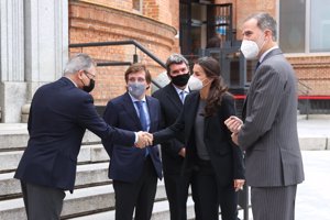 Doña Letizia ha apostado por un look ejecutivo con traje negro y mocasines