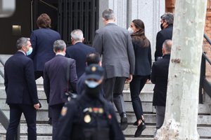 Sus Majestades, a su llegada a la sede de Cruz Roja Española