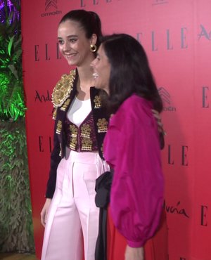 La hija de la Infanta Elena posando sonriente con la directora de Elle, Benedetta Poletti