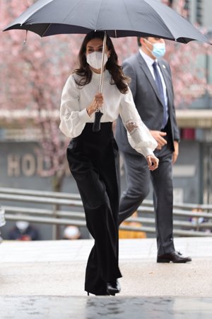 La Reina Letizia se ha protegido de la lluvia de Guadalajara con un enorme paraguas negro