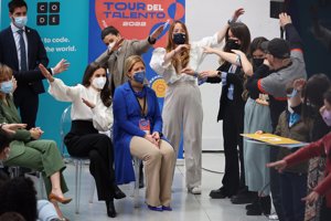 La monarca ha bailado una coreografía desde su silla