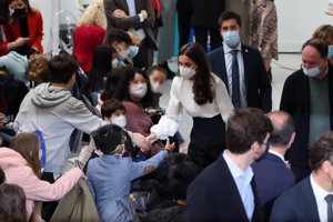 Doña Letizia ha saludado a los niños cariñosamente
