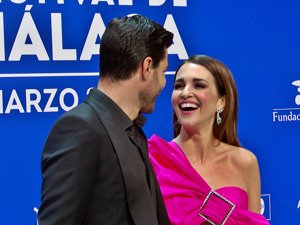 Paula Echevarría, espectacular y radiante, posa con Miguel Torres en Málaga derrochando amor