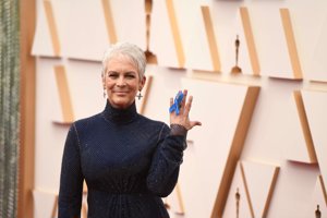 Jamie Lee Curtis muestra su apoyo a los refugiados ucranianos en la 'red carpet' de los Oscar