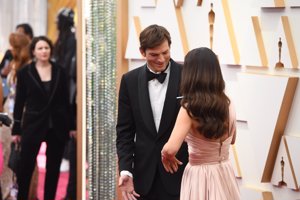 Ashton Kutcher y Mila Kunis, derroche de amor y admiración en la alfombra roja de los Oscar