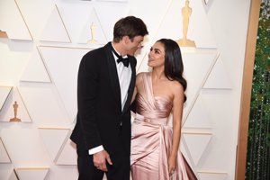 Ashton Kutcher y Mila Kunis, derroche de amor y admiración en la alfombra roja de los Oscar