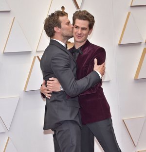 ¡Morimos de amor! Andrew Garfield y Jamie Dornan protagonizan el momento más 'romántico' en la red carpet