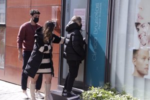 La hija de Rocío Carrasco, acompañada de su representante y de Javier Terrón