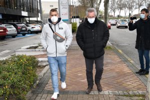 José Fernando, abandonando el hospital con su tío Aniceto