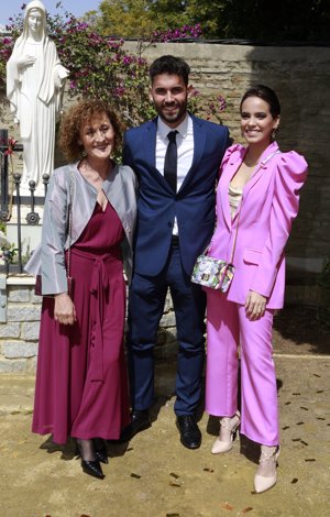 Gloria, posando radiante con su novio David García y la madre del joven