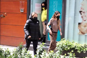 Rocio Flores y Olga Moreno salen de la clínica horas después de someterse a una lipoescultura