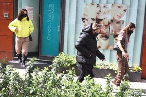 Doloridas por la operación, ambas han caminado con evidentes dificultades